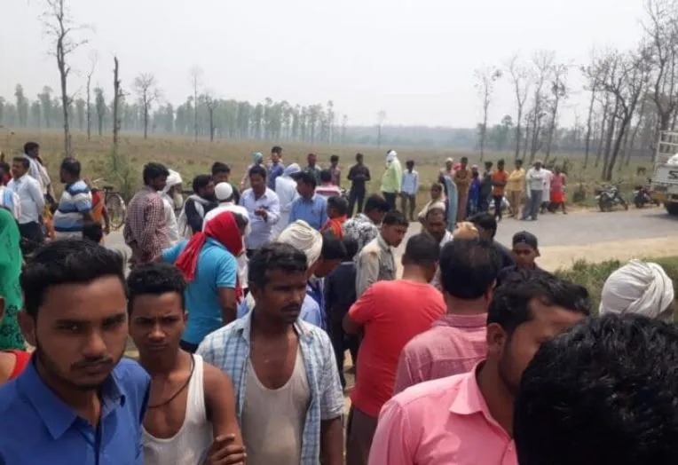 महराजगंज: रास्ते में बंदर आने से बाइक हुई हादसे का शिकार, एक की मौत
