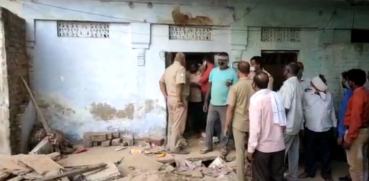 मीरजापुर: सोते समय मौत बनकर गिरी जर्जर छत, एक ही परिवार के पांच सदस्यों ने दम तोड़ा