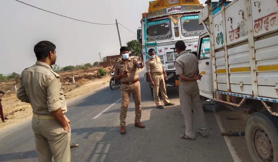 मीरजापुर: बस को ओवरटेक करने के चक्कर में ट्रक से जा भिड़ी पिकअप, 13 घायल