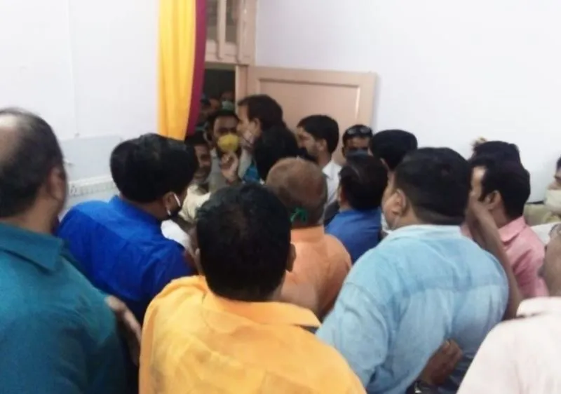 बरेली: विश्वविद्यालय में 22 कर्मचारियों के कार्यों में फेरबदल करने पर हंगामा