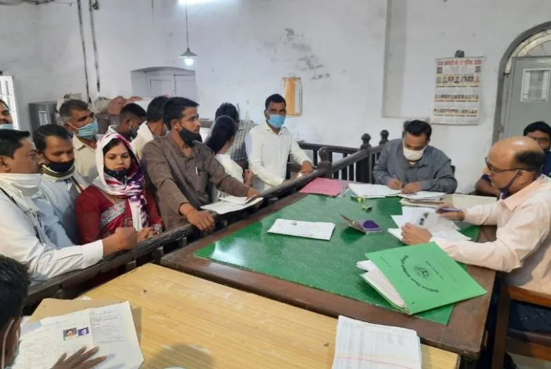 बरेली: जिपं सदस्य पद के सौ से अधिक नामांकन, कोरोना नियमों की उड़ी धज्जियां