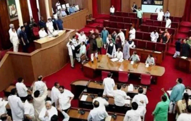 ओडिशा विधानसभा में हंगामा, अध्यक्ष के आसन की ओर फेंके चप्पल, ईयरफोन और कागज