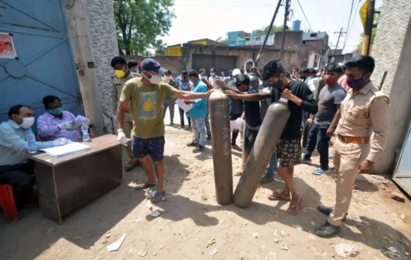 लखनऊ: ऑक्सीजन खत्म, अस्पतालों में बेड भी फुल, कैसे मिले इलाज नहीं बता पा रहे अधिकारी