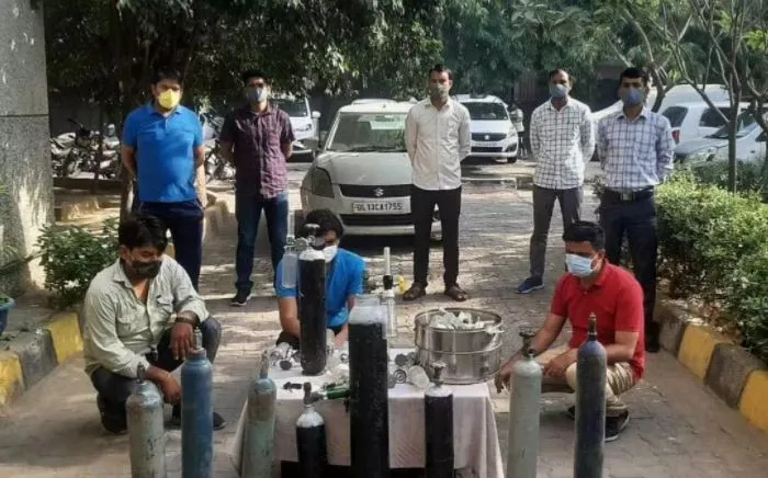 दिल्ली: ऑक्सीजन की कालाबाजारी करते तीन लोग गिरफ्तार, 50 हजार तक में बेचते थे एक सिलेंडर