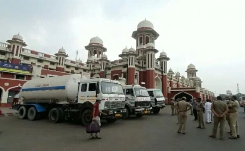 लखनऊ: चारबाग स्टेशन से बोकारो भेजे गए ऑक्सीजन के तीन खाली टैंकर