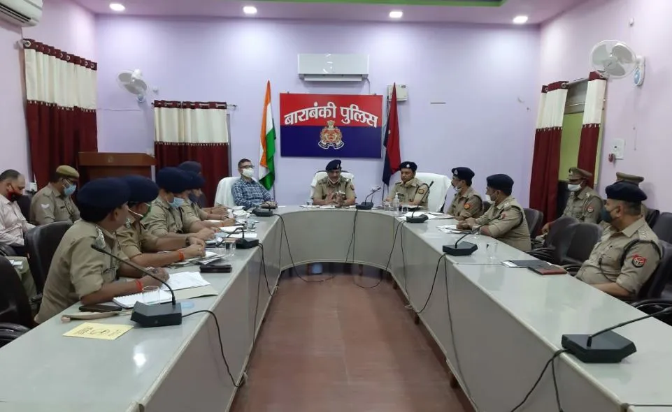 बाराबंकी: पंचायत चुनाव की तैयारियां तेज, एडीजी ने की अधिकारियों संग बैठक