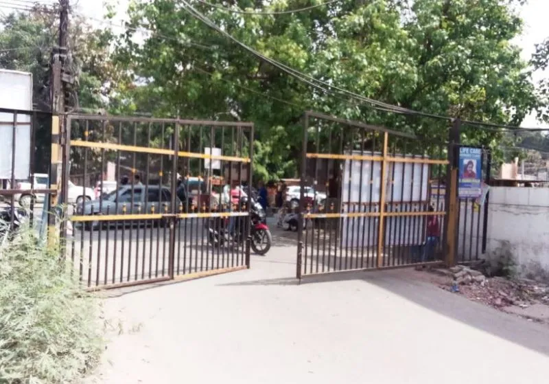बरेली: रामपुर गार्डन वालों ने भी रास्तों पर बनाए अवरोधक