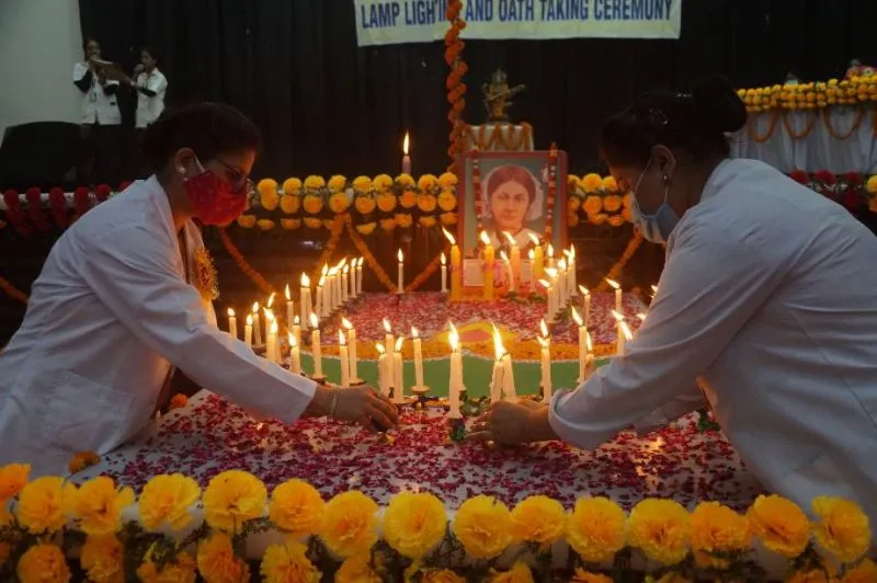 बरेली: मरीजों के प्रति मानवता दिखाने की विद्यार्थियों ने ली शपथ