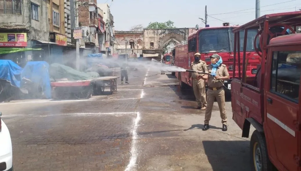 अयोध्या: कोरोना को हराने में अहम भूमिका निभा रही फायर ब्रिगेड, गाड़ियों से हो रहा सैनिटाइजेशन
