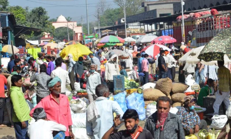 बरेली: व्यापारियों का बंद बेअसर, बाजारों में उमड़ी भीड़