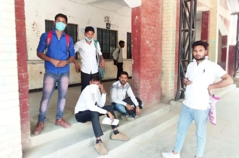 बरेली: फार्म जमा न करने पर छात्रों का हंगामा