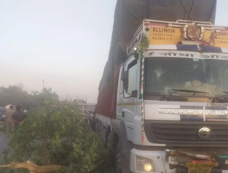 कुशीनगर: मौत बनकर आया बेकाबू ट्रक, सो रहे दो लोगों कुचला