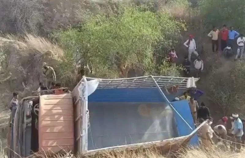 यूपी के इटावा में बड़ा हादसा, श्रद्धालुओं से भरा डीसीएम पलटने से 12 की मौत, 45 घायल