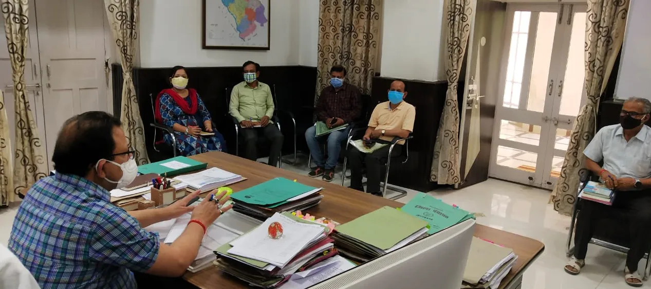 उन्नाव: कोरोना से बिगड़ते हालात- जिलाधिकारी ने अधिकारियों संग की बैठक, दिए ये अहम निर्देश