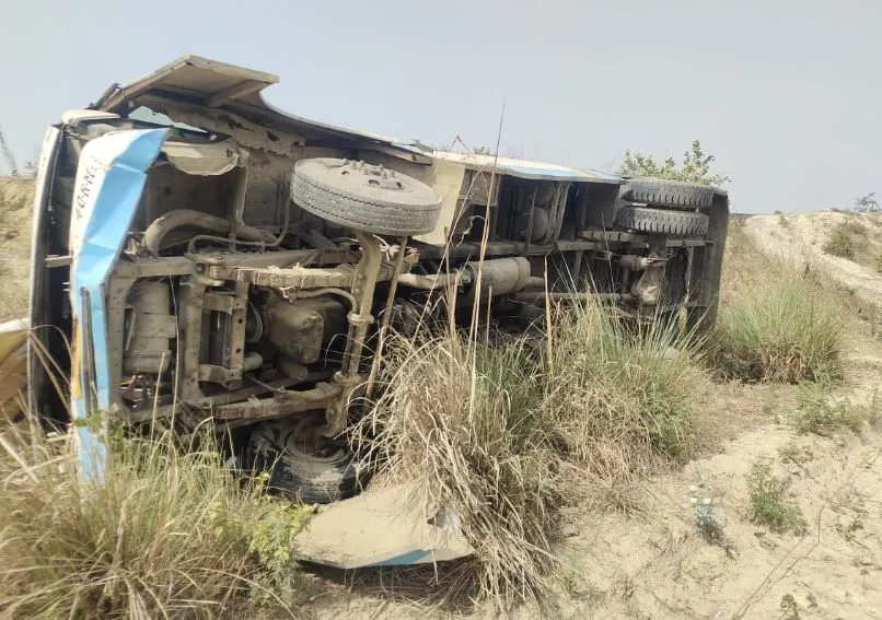 उन्नाव: ट्रक की टक्कर से मिनी बस खाई में गिरी, एक की मौत, कई घायल