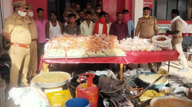 उन्नाव: समोसे-जलेबी बनाकर बांट रहे थे, पुलिस आई और 10 को दबोचा, जानिए क्या है मामला?