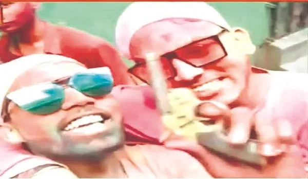 मुरादाबाद: ‘खलनायक’ के गाने पर तमंचा लहराकर झूमे युवा, वीडियो वायरल