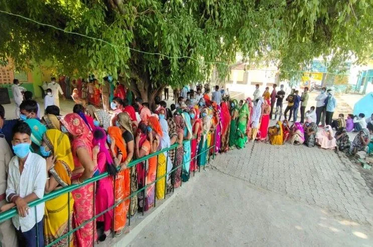 यूपी पंचायत चुनाव: तीसरे चरण में छिटपुट हिंसा के बीच 65 फीसदी मतदान