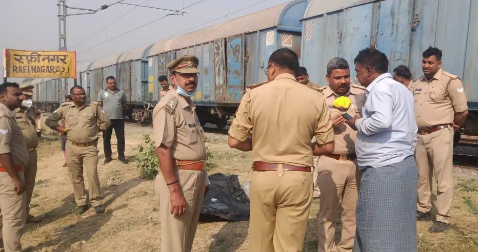 बाराबंकी: रेलवे ट्रैक पर विवाहिता की गला रेतकर हत्या, रेप की आशंका