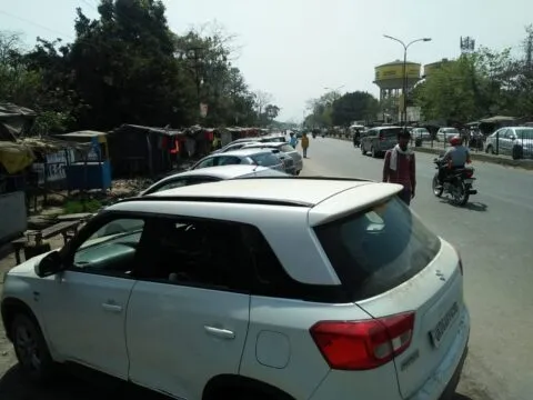 रुद्रपुर: वाहनों का बढ़ा लोड, मगर पार्किंग की हालत जस की तस