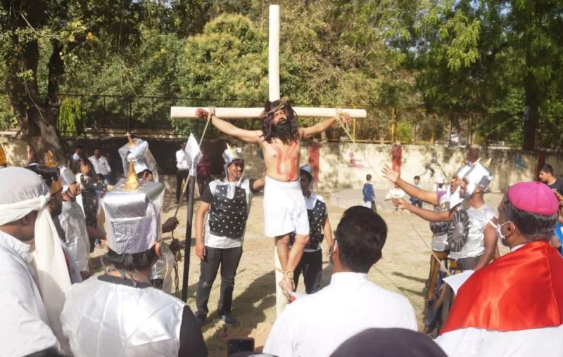 बरेली: प्रभु यीशु को सूली पर चढ़ा देख हर आंख हो गई नम