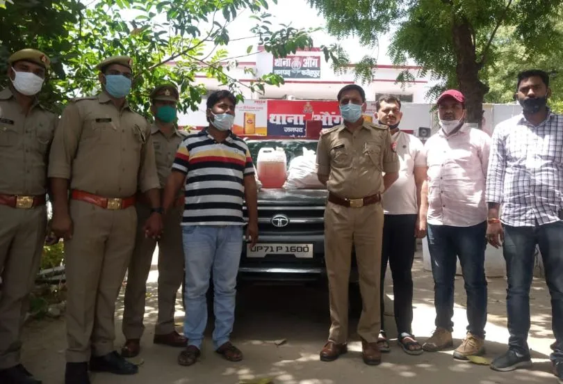 फतेहपुर: शराब माफिया पर पुलिस ने कसा शिकंजा, टॉप टेन की सूची में शामिल अपराधी गिरफ्तार