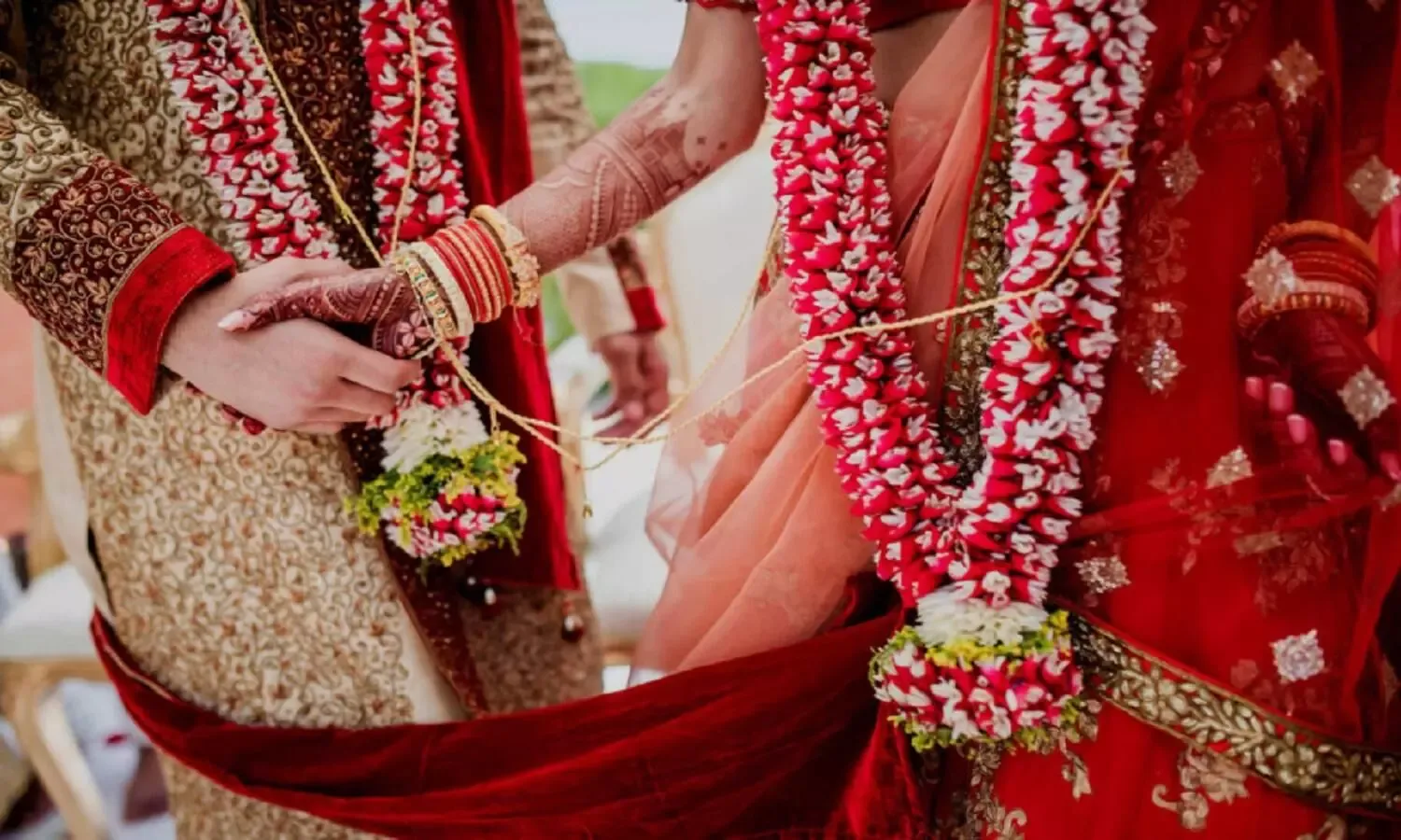 Bride death: Preparations made between bride and groom parties for seven rounds suddenly the bride fainted and died. | दूल्हे को वरमाला पहनाकर दुल्हन ने तोड़ा दम, घरवालों ने कराई छोटी बहन