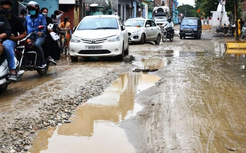 बरेली: बारिश से जगह-जगह जमा हुआ कीचड़, जान हथेली पर लेकर लोग निकलने को मजबूर