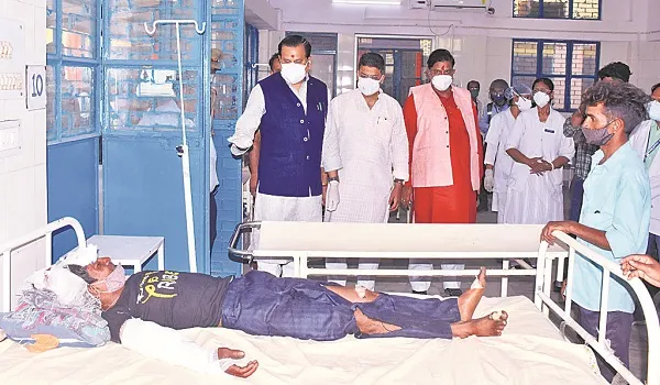 प्रभारी मंत्री डा. महेंद्र सिंह ने जिला अस्पताल व कोविड कमांड सेंटर का किया निरीक्षण, मरीजों का पूछा हालचाल