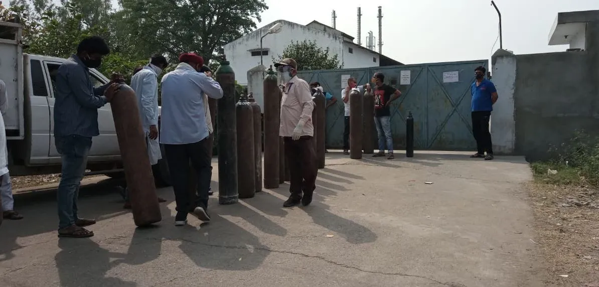 बरेली: ऑक्सीजन लेने युवक लगा लाइन में, भाई की हो गई मौत