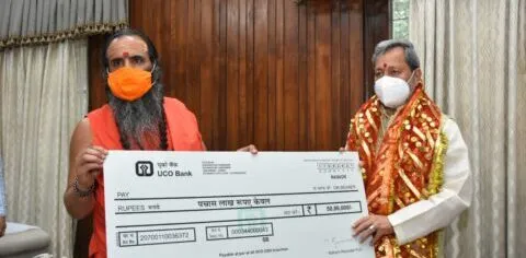 देहरादून: संत समाज ने मुख्यमंत्री को सौंपा 50 लाख का चैक
