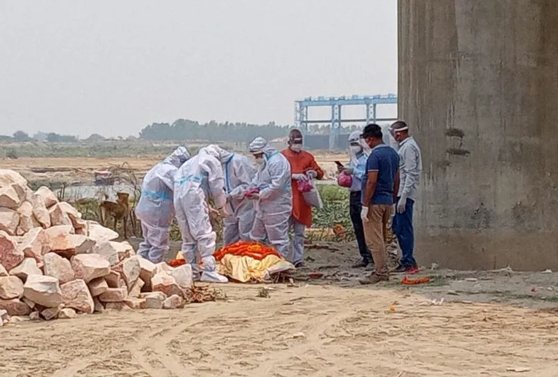 बरेली: श्मशान घाट पर संक्रमण का खतरा, इस्तेमाल की गयी पीपीई किट बनी परेशानी की वजह