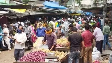 हल्द्वानी: सब्जी मंडी में उमड़ी लोगों की भीड़, सामाजिक दूरी नियम की धज्जियां