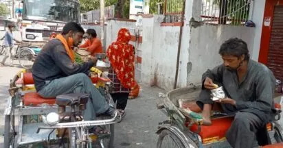 गरीबी पर भारी कोरोना, दिनभर रिक्शा खींचने पर भी नहीं होती है सौ रुपये की कमाई