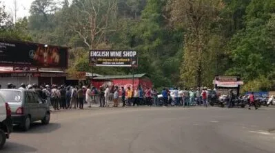 हल्द्वानी: शराब के लिए दुकान पर टूट पड़े ग्राहक, सड़क पर दो किमी लंबी कतार