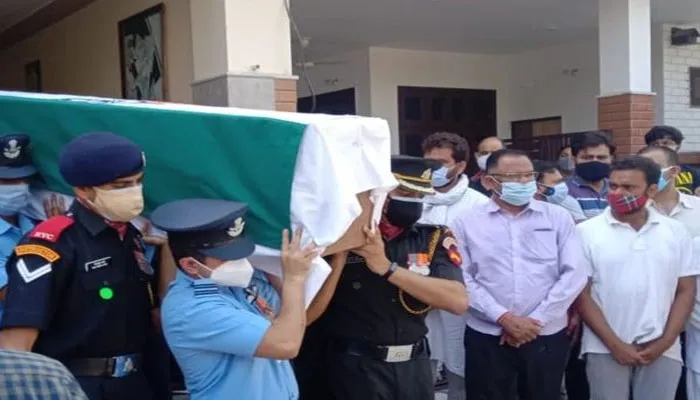 मेरठ: पैतृक गांव पहुंचा स्क्वाड्रन लीडर अभिनव का पार्थिव शरीर, पिता बोले-मेरा तो सब कुछ चला गया