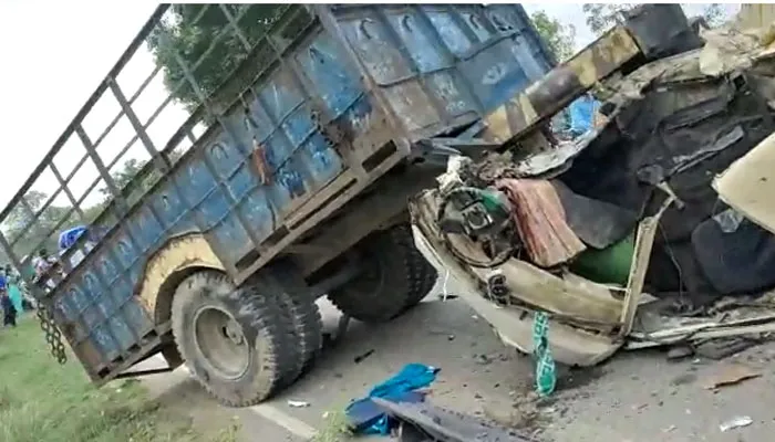 हरदोई में दर्दनाक सड़क हादसा: ट्रैक्टर और पिकअप की भिड़ंत में 3 की मौत, 9 घायल
