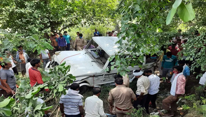 सीतापुर: बोलेरो की टक्कर से दो युवकों की मौत, मदद के लिए पहुंची पुलिस से ग्रामीणों की हुई जमकर नोकझोंक