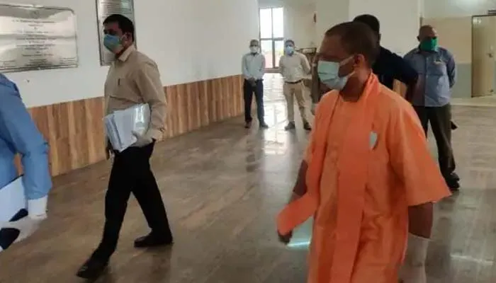 सीएम योगी आदित्यनाथ ने एएमयू पहुंचकर लिया स्वास्थ्य व्यवस्थाओं का जायजा
