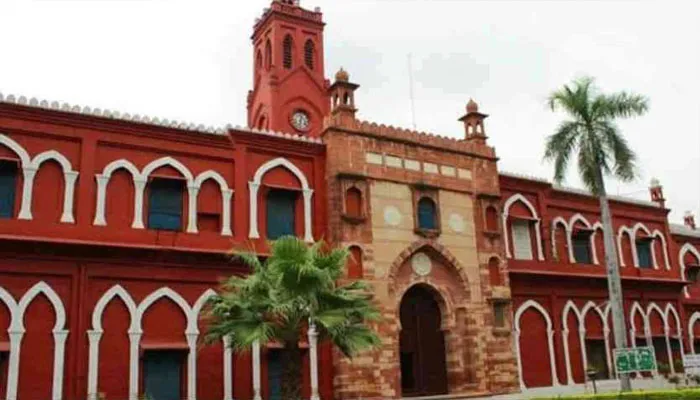 कोरोना के मद्देनजर अलीगढ़ मुस्लिम विश्वविद्यालय ने छात्रों को हॉस्टल खाली करने का आदेश किया जारी