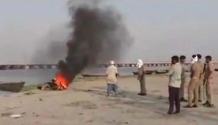 गंगा में बहकर आई लाश का पेट्रोल और टायर डालकर किया अंतिम संस्कार, पांच पुलिसकर्मी निलंबित