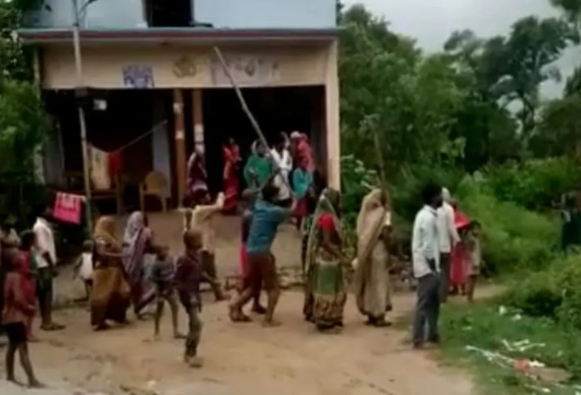 बाराबंकी: कोरोना टेस्ट करने गई टीम को ग्रामीणों ने खदेड़ा, जांच के बहाने महिलाओं से अभद्रता का आरोप