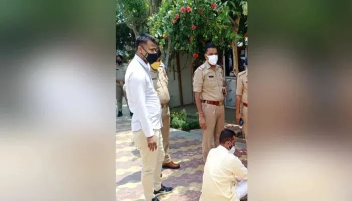 यूपी: पुलिसकर्मियों ने भाजपा जिला मंत्री के कपड़े फाड़े, एसएसपी ने कांस्टेबल को किया निलंबित