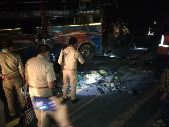 आगरा-लखनऊ एक्सप्रेस-वे पर बड़ा हादसा, तेज रफ्तार डबल डेकर बस पलटी, एक की मौत 29 घायल