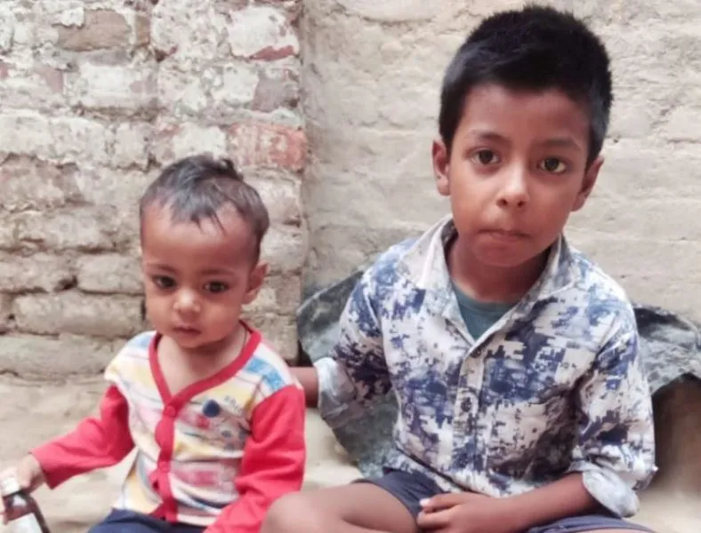 लखीमपुर खीरी: पति की मौत के बाद पत्थर दिल हुई मां, दो मासूम बच्चों को छोड़ चली गई मायके