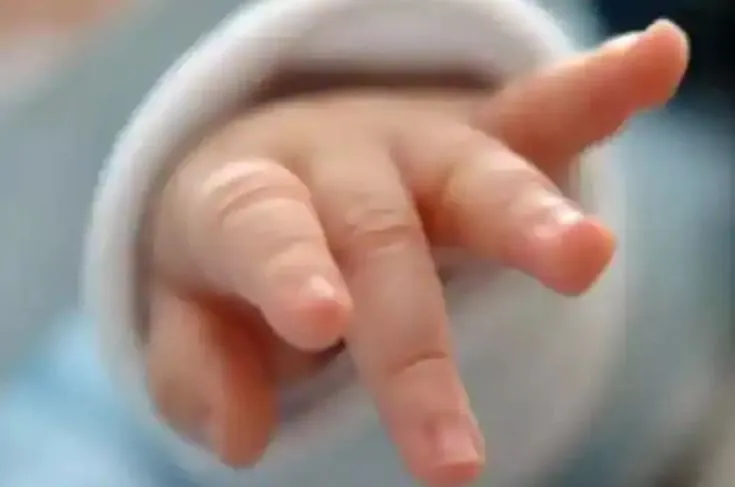 महिला ने एक साथ दिया नौ बच्चों को जन्म, डॉक्टर बोले थे- सात बच्चे होंगे, पढ़ें ये अजब मामला