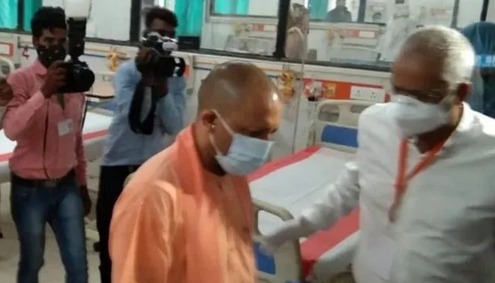 मिर्जापुर पहुंचे सीएम योगी, कोविड कंट्रोल एंड कमांड सेंटर का किया निरीक्षण