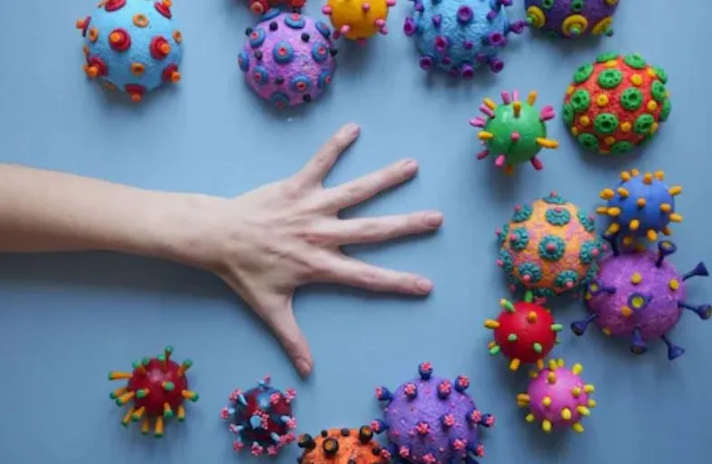 कोरोना: टूटती उम्मीदें, बिखरती सांसें, दम तोड़ते अपने…पति की मौत के बाद महिला ने दो बेटों के साथ की आत्महत्या