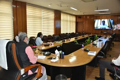 देहरादून: एंबुलेंस, ऑक्सीजन, दवाओं की ‘मूलभूत आवश्यकताओं’ को समय से पूरा करें- सीएम
