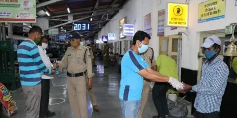 हल्द्वानी: थालसेवा ने प्रवासी मजदूरों को ट्रेन तक पहुंचाए भोजन पैकेट